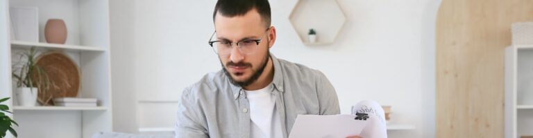 Profissional de Rh calculando o reembolso do auxílio home office