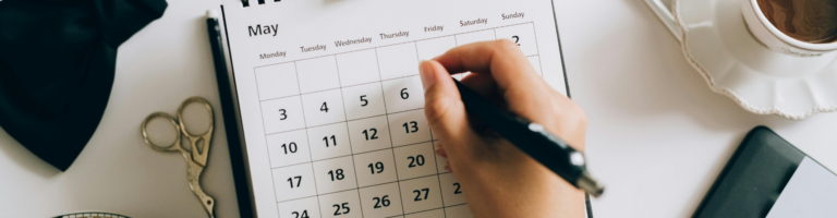 Profissional de RH marcando o calendário do eSocial