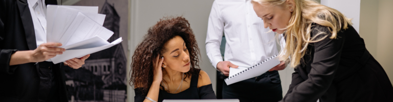 Time de RH conferindo o Guia de custos de BPO de folha de pagamento in-house vs. outsourcing