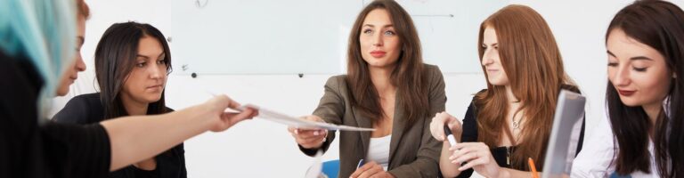 Time de RH conversando sobre a reorganização de processos do RH