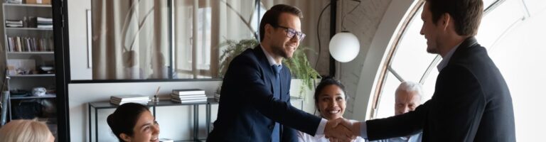Time de RH reunido fazendo analises para montar uma RFP para Folha de Pagamento